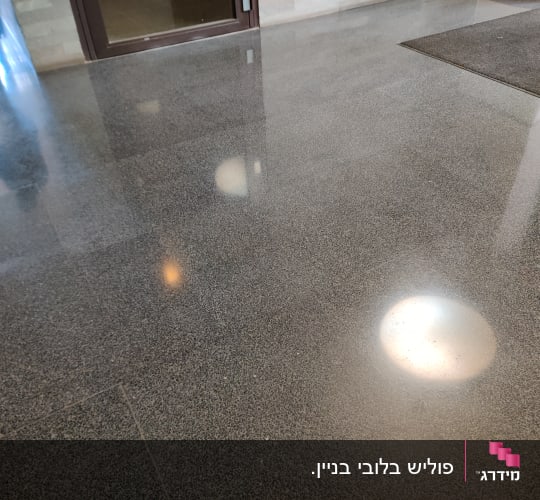 רצפת אבן כהה ומבריקה לאחר עבודת פוליש וליטוש